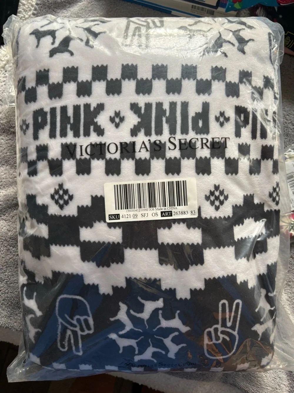 NWT Victoria’s Secret PINK Sherpa Blanket